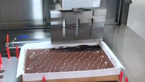 自动化超声波切割机 - 巧克力夹心蛋糕切片 - 驰飞超声波