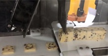 蔓越莓饼干切片 - 超声波食品流水线切割设备 - 杭州驰飞超声波